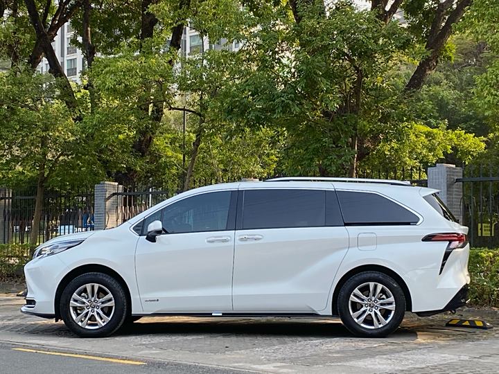 丰田赛那租车,豪华商务车租车的图片展示